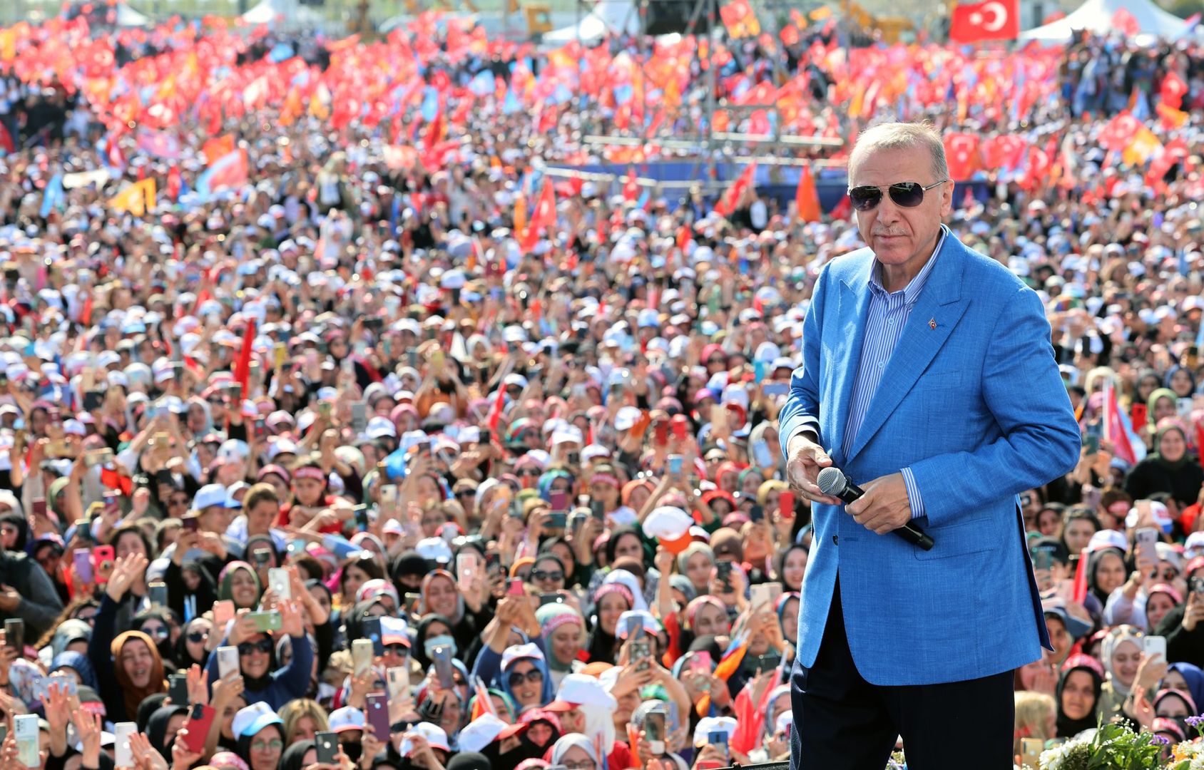 Президент Турции Реджеп Тайип Эрдоган выступает перед сторонниками на митинге во время предвыборной кампании на президентских выборах 7 мая 2023 года в Стамбуле, Турция