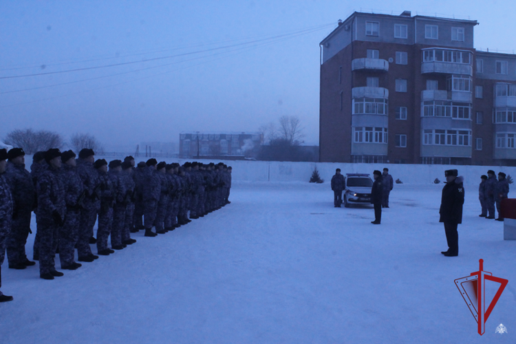 Лучшей группе задержания вневедомственной охраны Росгвардии в Улан-Удэ вручили новый автомобиль