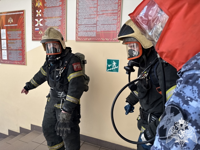 В региональном Управлении вневедомственной охраны Росгвардии совместно с подразделениями МЧС России по Смоленской области прошла тренировка по эвакуации и тушению условного пожара