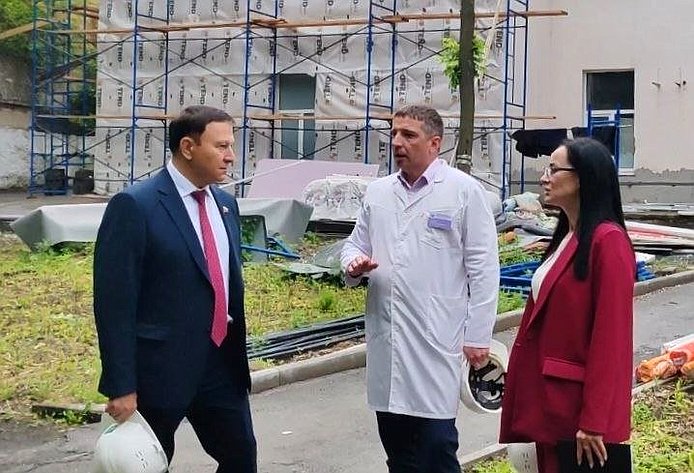 Александр Ролик в ходе региональной недели посетил реконструируемый корпус реабилитационного центра для участников СВО при Владивостокской клинической больнице №1