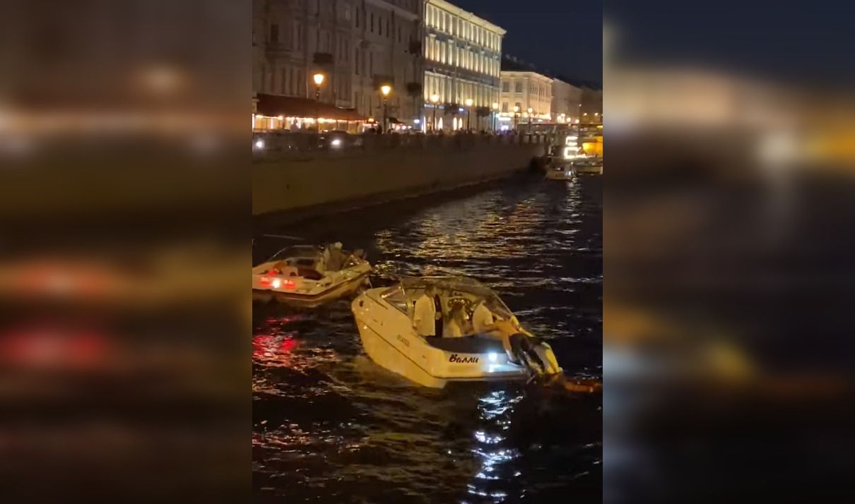 Туристы на канале в Питере