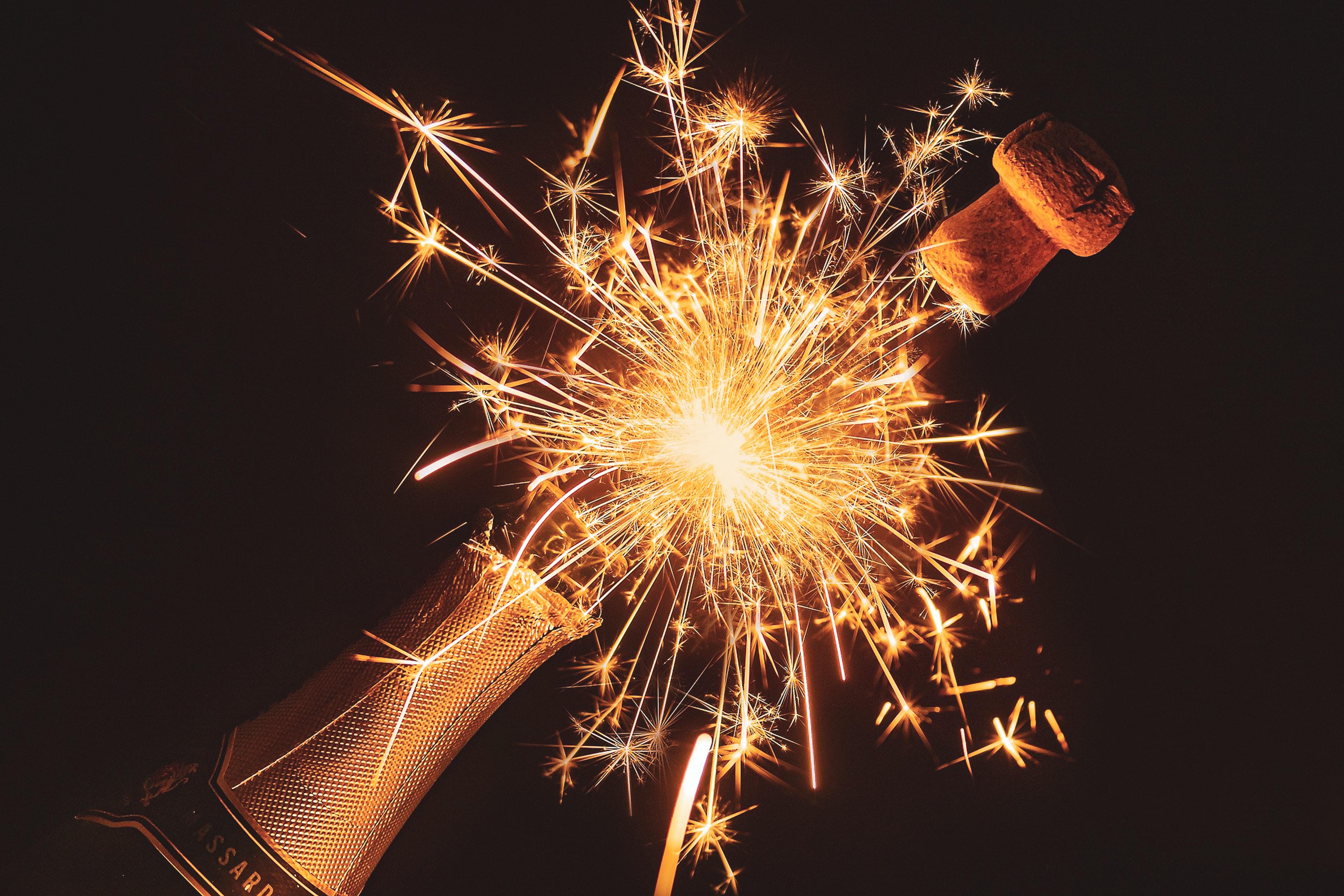 Новый год 2024 день рождения. Шампанское и бенгальские огни. Шампанское фейерверк. Новый год бенгальские огни шампанское. Бокал шампанского и бенгальский огонь.