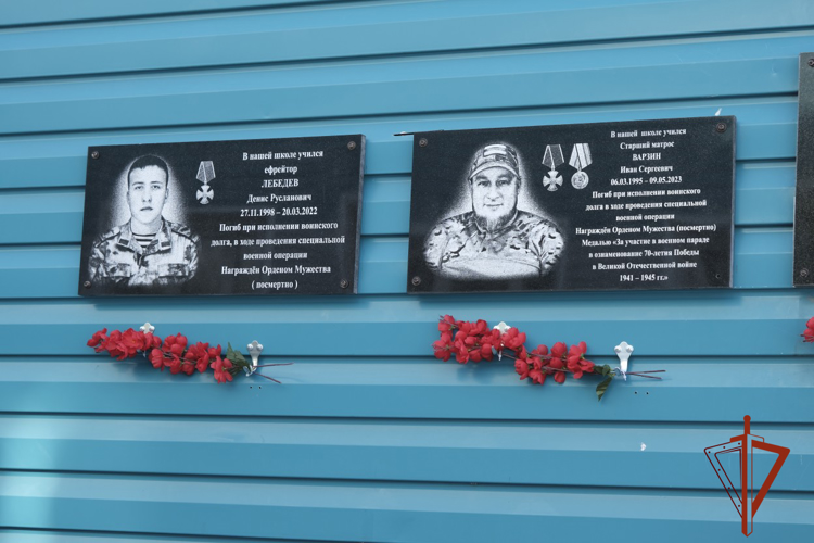 Накануне Дня защитника Отечества в Горно-Алтайске установили мемориальную доску росгвардейцу, погибшему в ходе специальной военной операции