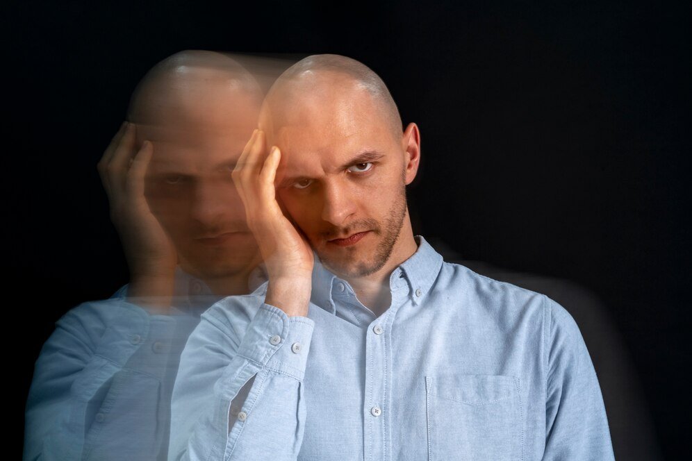 Мужская шизофрения. Мужчина страх. Лица страдающие психическими расстройствами. Основные симптомы и синдромы:. Лица с психическими расстройствами.