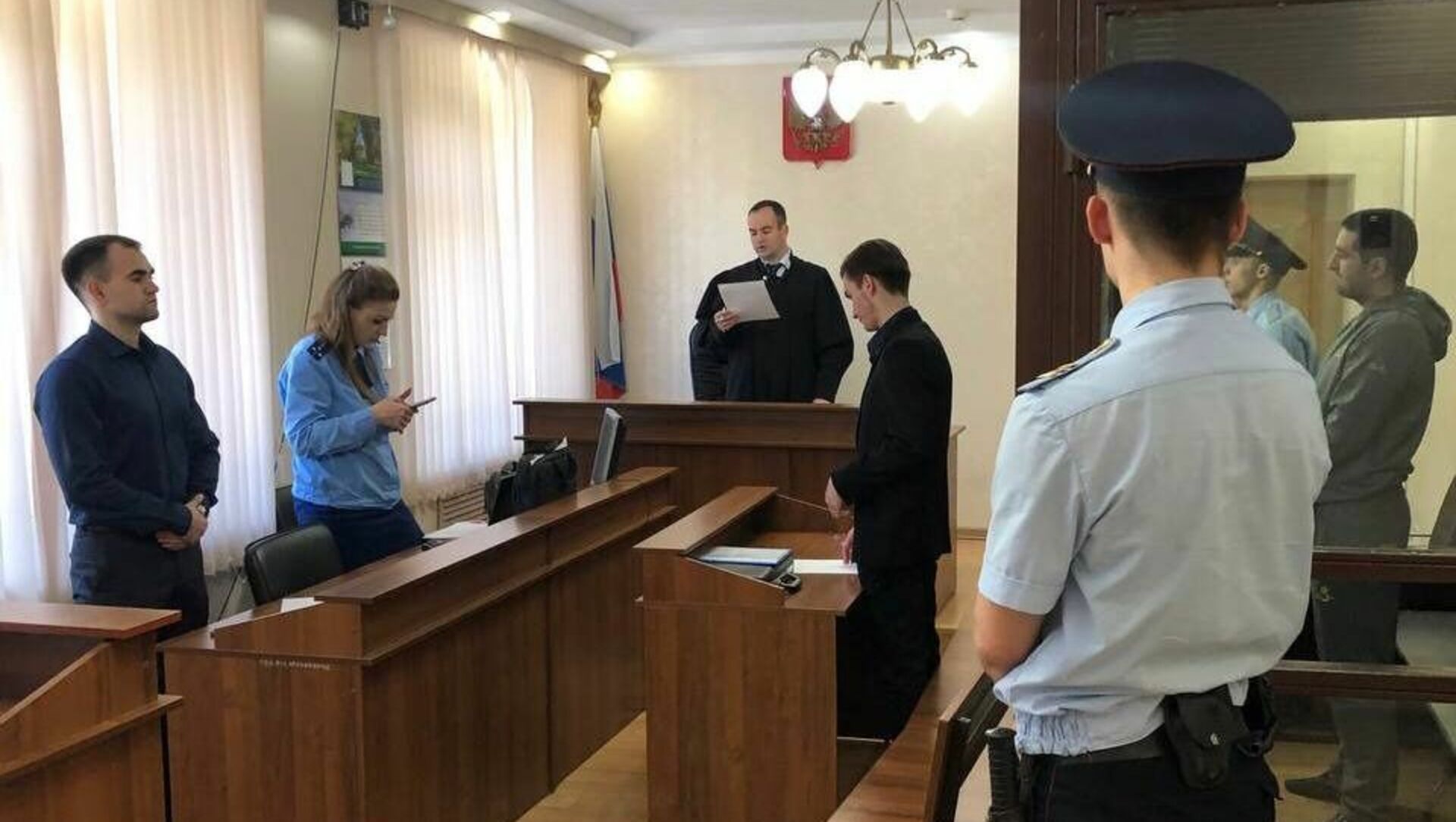 расположение в зале суда