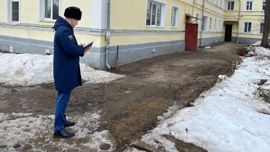 Директор УК в Рыбинске выплатит штраф за рухнувшую на головы курсантов льдину