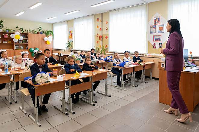 В окружной столице 1 сентября за парты сели 512 ребят. А со своим первым учителем познакомились 202 маленьких ученика. ФОТО: ЗЕМФИРА АЗАМАТОВА