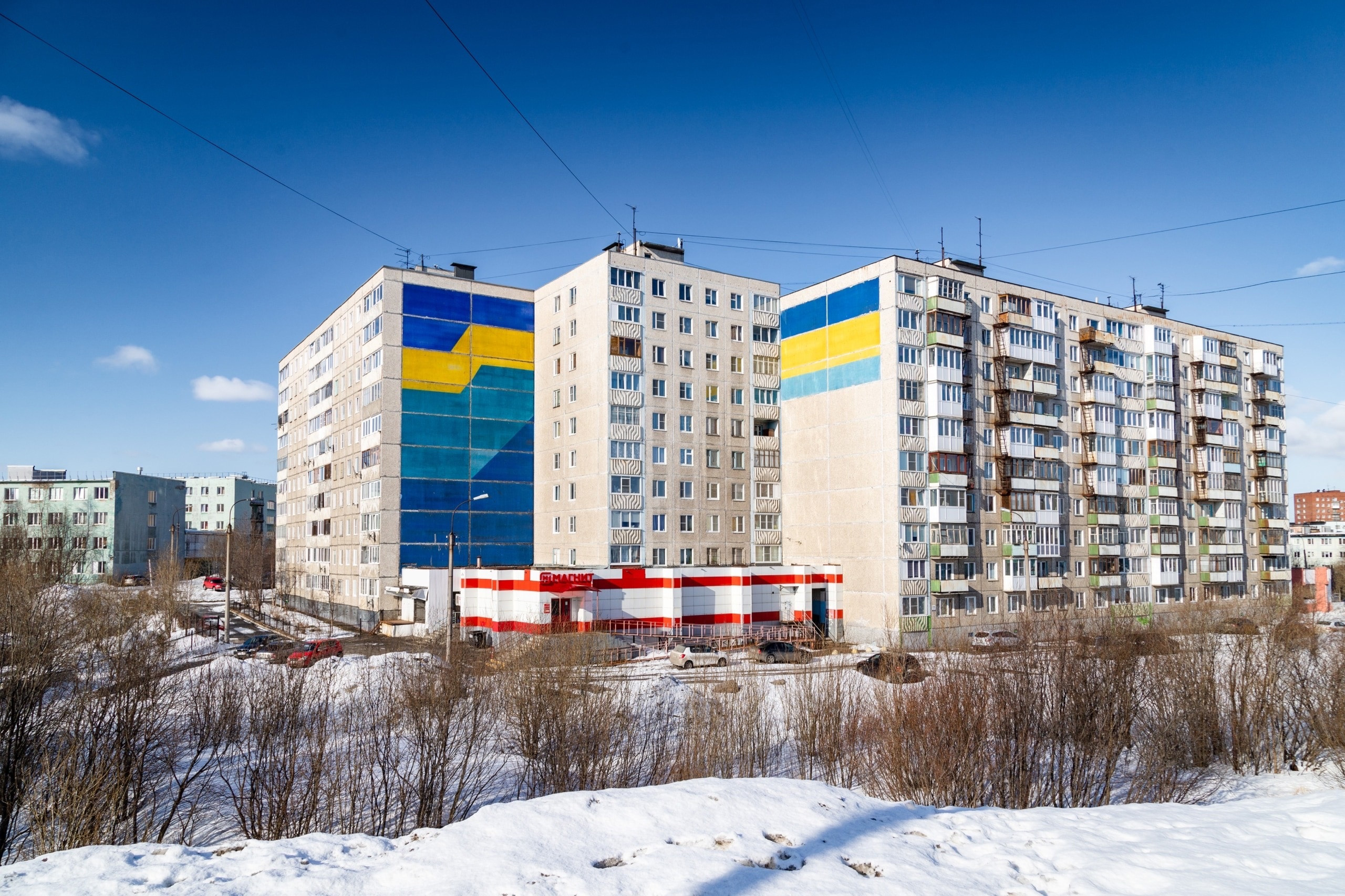 Мурманск голубое здание. Арктическая ипотека мурманск. Мурманская ипотека. Действует арктическая ипотека. Мурманская ипотека.