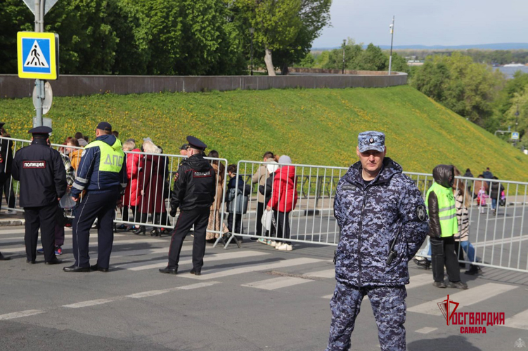 Росгвардейцы обеспечили охрану общественного порядка во время празднования Дня Победы