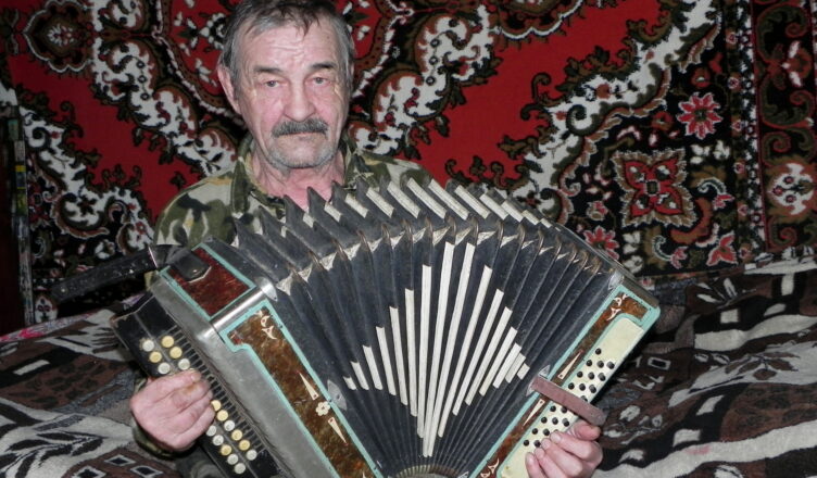 Ганинская кирилловская гармонь. Тамбовские гармонисты. Деревенская гармонь. Тамбовские гармони. Гармонь картинка.