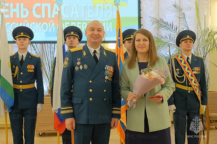 Губернатор Александр Сoколов поздравил кировских спасателей