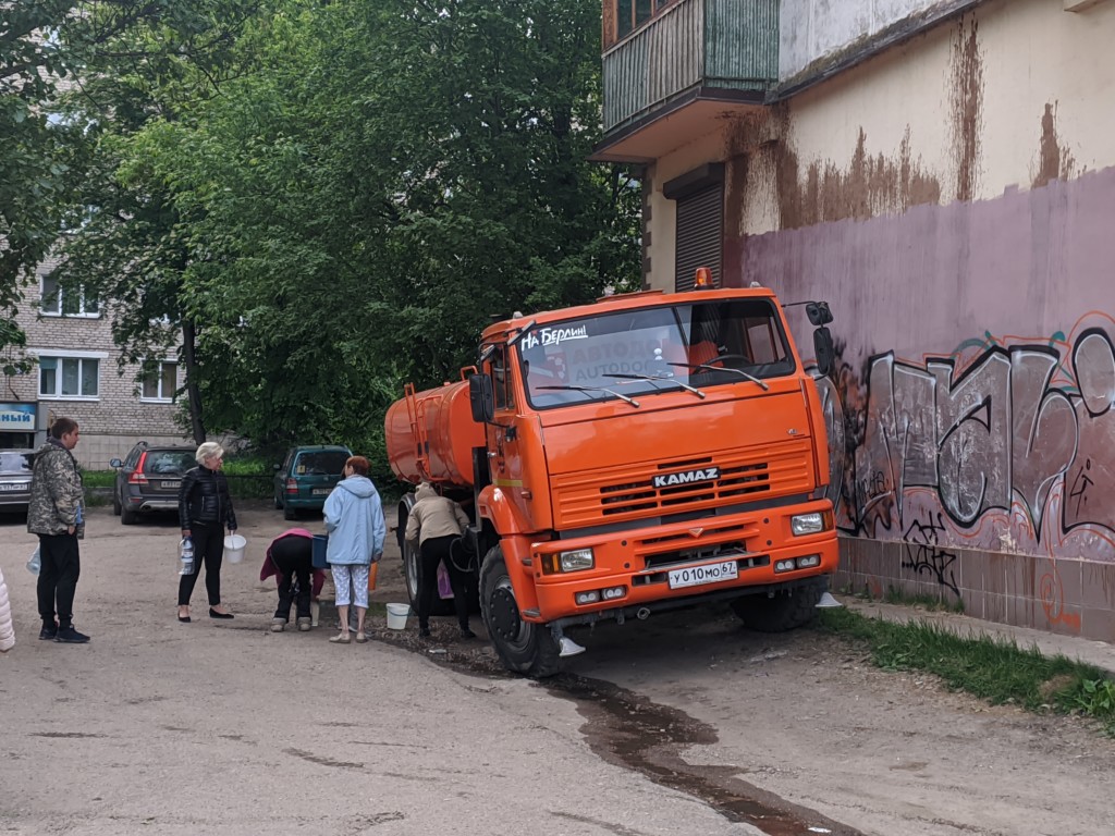 Смоленск нет воды сегодня. Подвоз воды. Смоленск улица Верхне Ясенный водозабор. Верхнеясенный водозабор Смоленск. Автомобиль аварийная Водосеть.