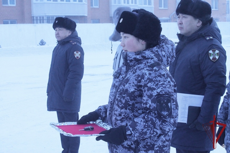 Лучшей группе задержания вневедомственной охраны Росгвардии в Улан-Удэ вручили новый автомобиль