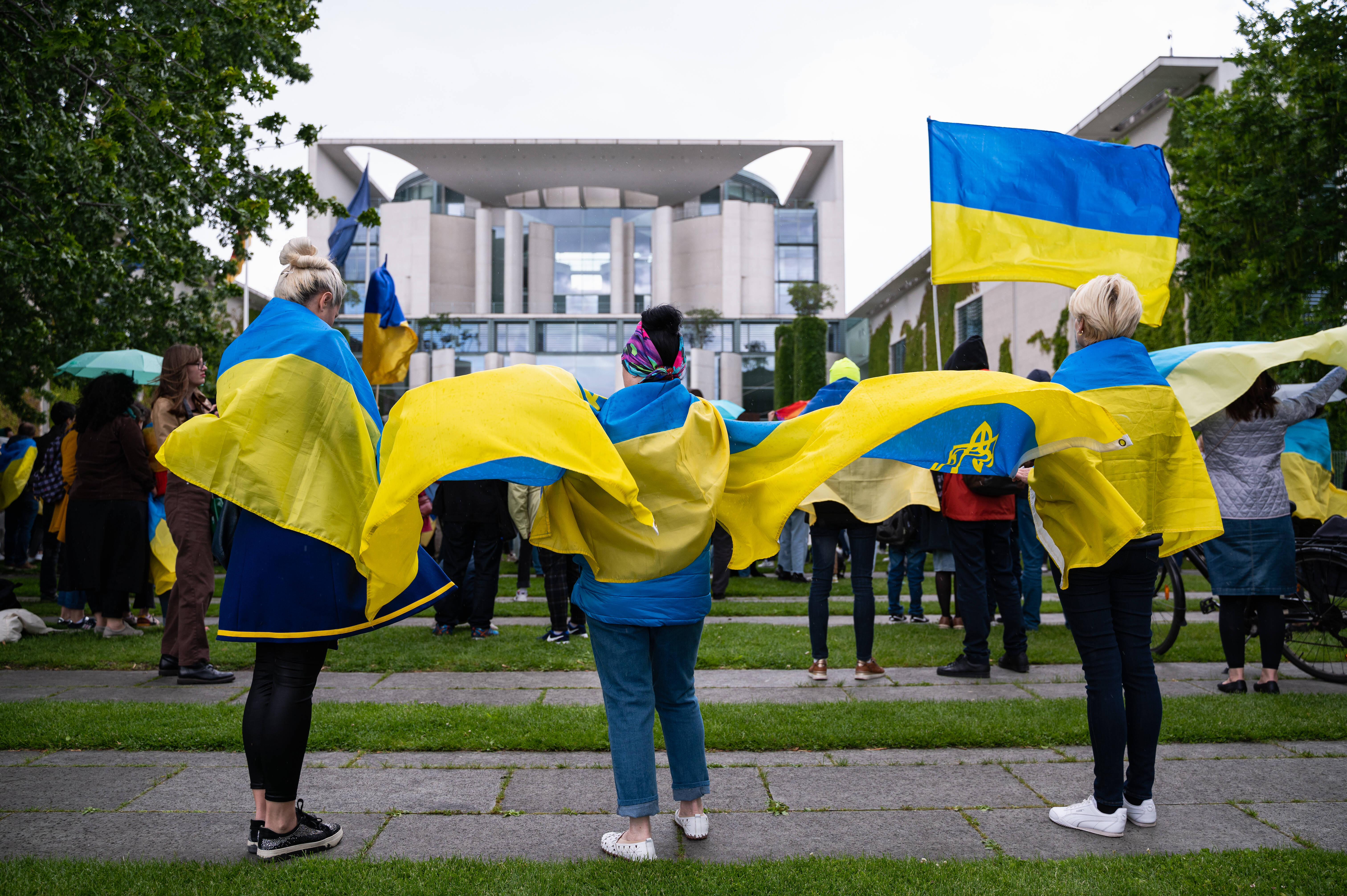 Европа против украины. Украинский флаг. Украинцы в Польше. Украинцы в Европе. Украинцы бегут.