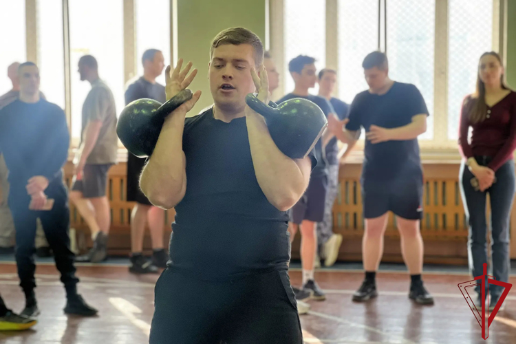 В Санкт-Петербурге сотрудники городских и областных филиалов вневедомственной охраны Росгвардии приняли участие в чемпионате по гиревому спорту