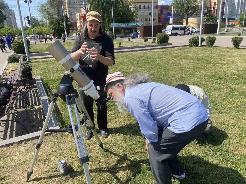 В Брянске набирает популярность тротуарная астрономия