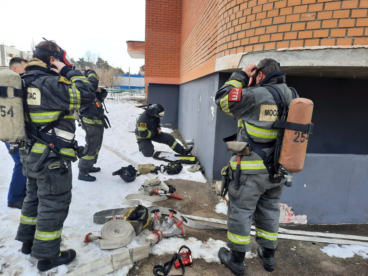 пожарные тушат пожар в квартире. тушение пожаров в сельских населенных пунктах. пожарник. особенности тушения пожаров в сельской местности. организация тушения пожаров в сельских населенных пунктах.