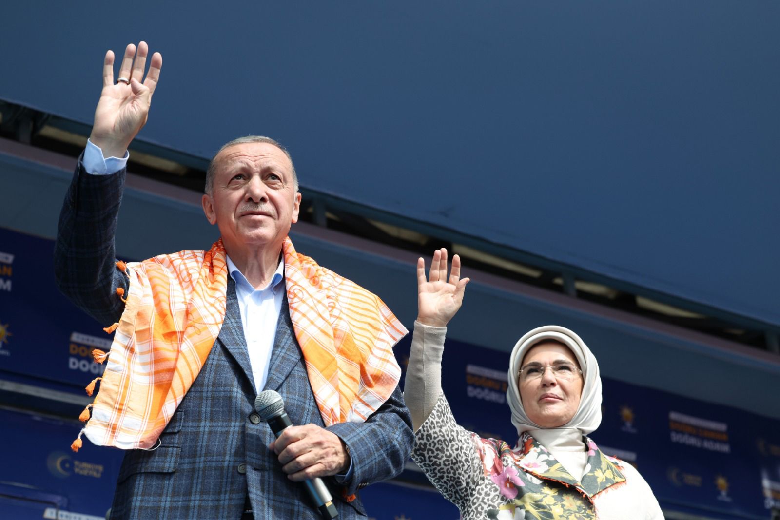 Президент Турции и лидер Партии справедливости и развития Реджеп Тайип Эрдоган и его жена Эмине Эрдоган приветствуют толпу на предвыборном митинге в Айдыне, Турция, 9 мая 2023