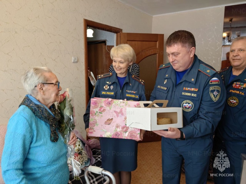 Живая легенда: участницу Курской битвы Клавдию Вьюговскую поздравили с наступающим праздником