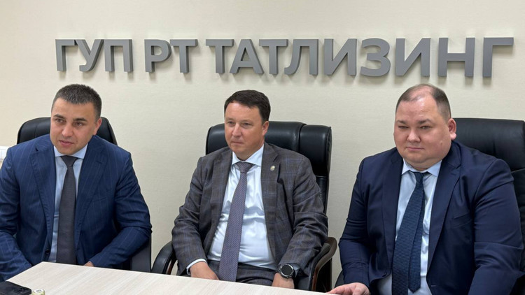 1-е место получает ГУП РТ «Татлизинг» во главе с директором Айратом Галимбековым (справа на фото)