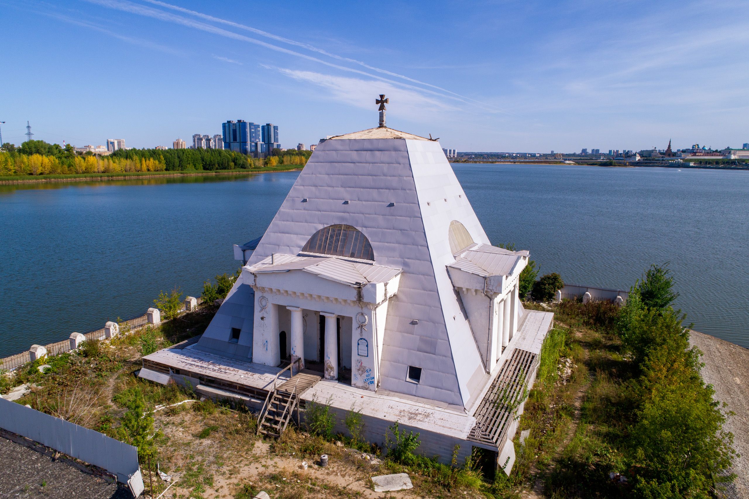 Храм памятник спаса нерукотворного казань. Храм памятник Нерукотворного образа Спасителя в Казани. Храм на Казанке в Казани.