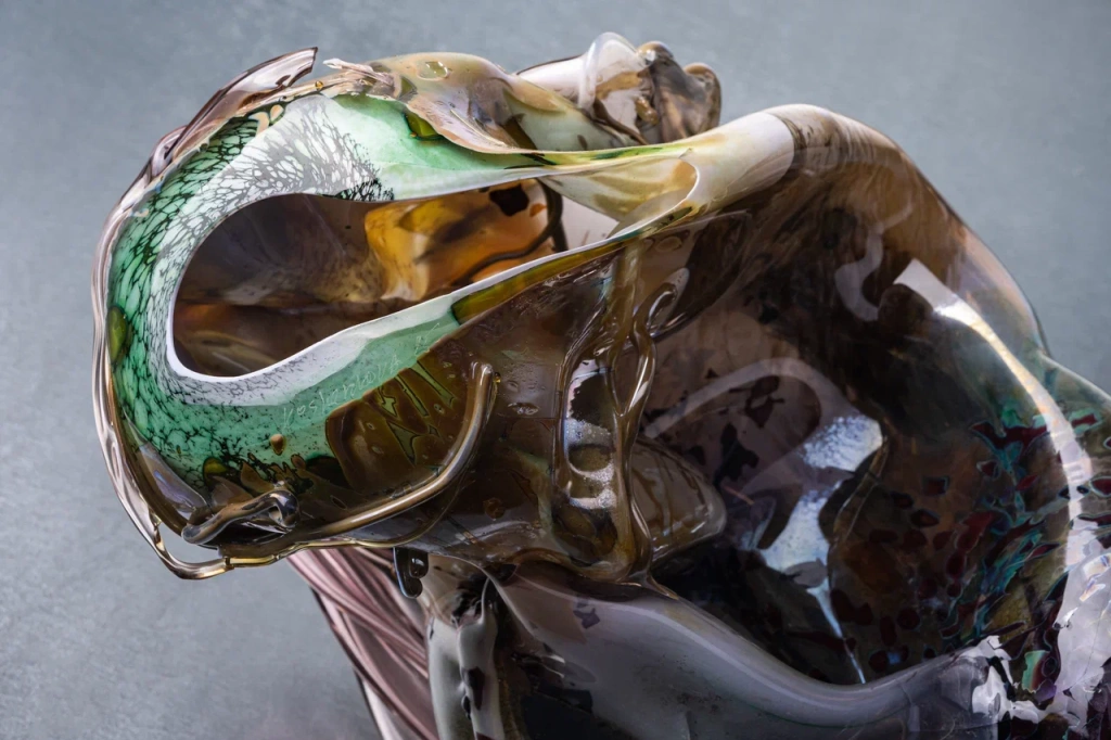 Особенное видение стекла поражает и вызывает интерес к художнице множества международных арт-институций. 