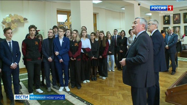 В день 30-летия первого заседания Новгородской областной думы в гости к парламентариям пришли студенты академии госслужбы