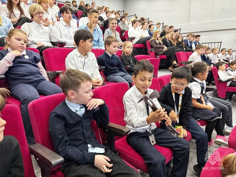 Сотрудники Юго-Восточного административного округа провели урок в рамках проекта «Разговоры о важном»