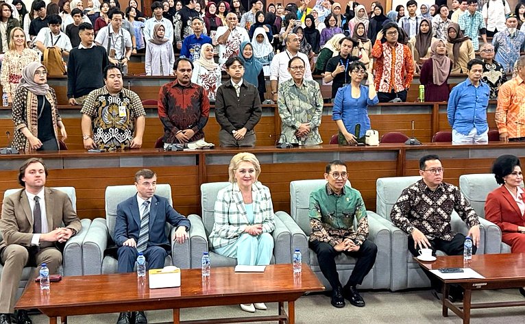 Делегация Совета Федерации в Университете Индонезии в Джакарте приняла участие в церемонии открытия бюста Л.Н. Толстому