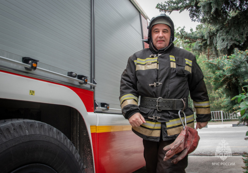 Окатили водой, оглушили аплодисментами: севастопольского огнеборца Дмитрия Суслякова проводили на пенсию