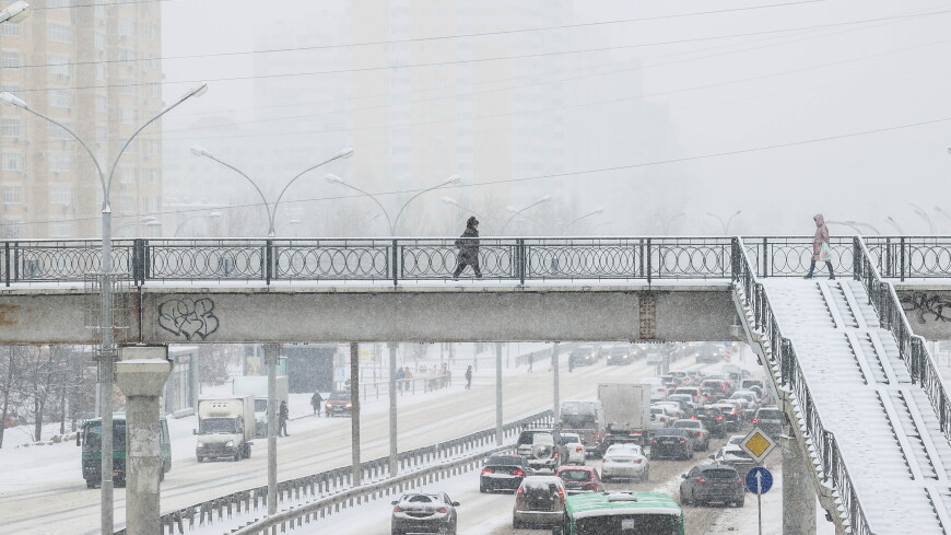 снегопад в челябинской области 2021. в свердловске выпал снег. улицы и дороги екатеринбурга. фотографии нападающего снега. буран в башкирии.