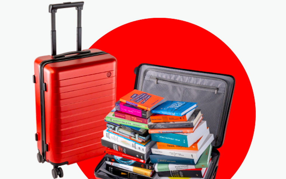 собранные чемоданы. семеро в чемодане. открытый чемодан. семеро в чемодане. укладка вещей в чемодан.