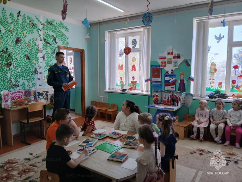 «Огонь – не игрушка»: сотрудники МЧС России учат детей безопасности