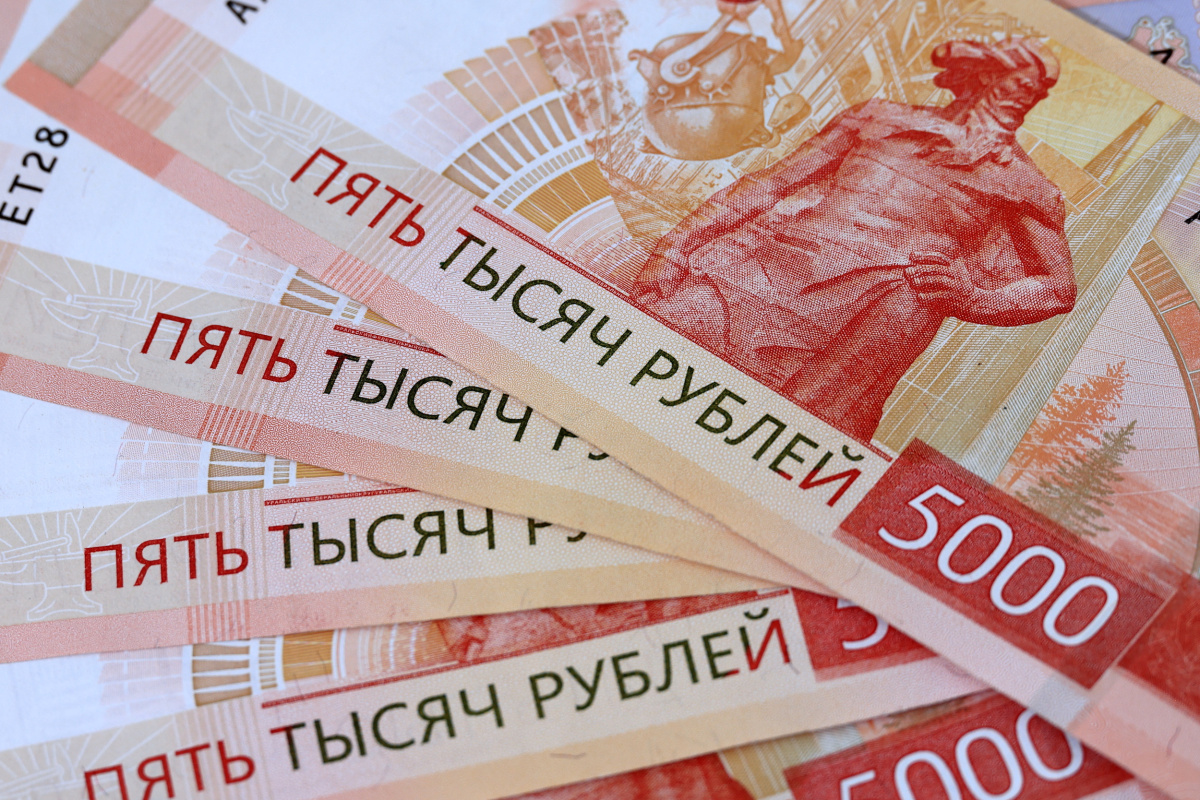 Обувщик из Челябинской области выиграл миллион по билету отца*
