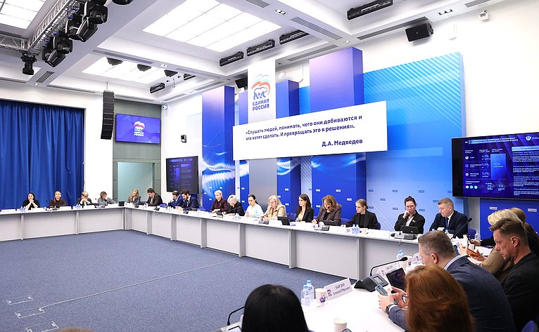 Заседание Комиссии Совета Федерации по развитию креативных (творческих) индустрий и народных художественных промыслов в РФ