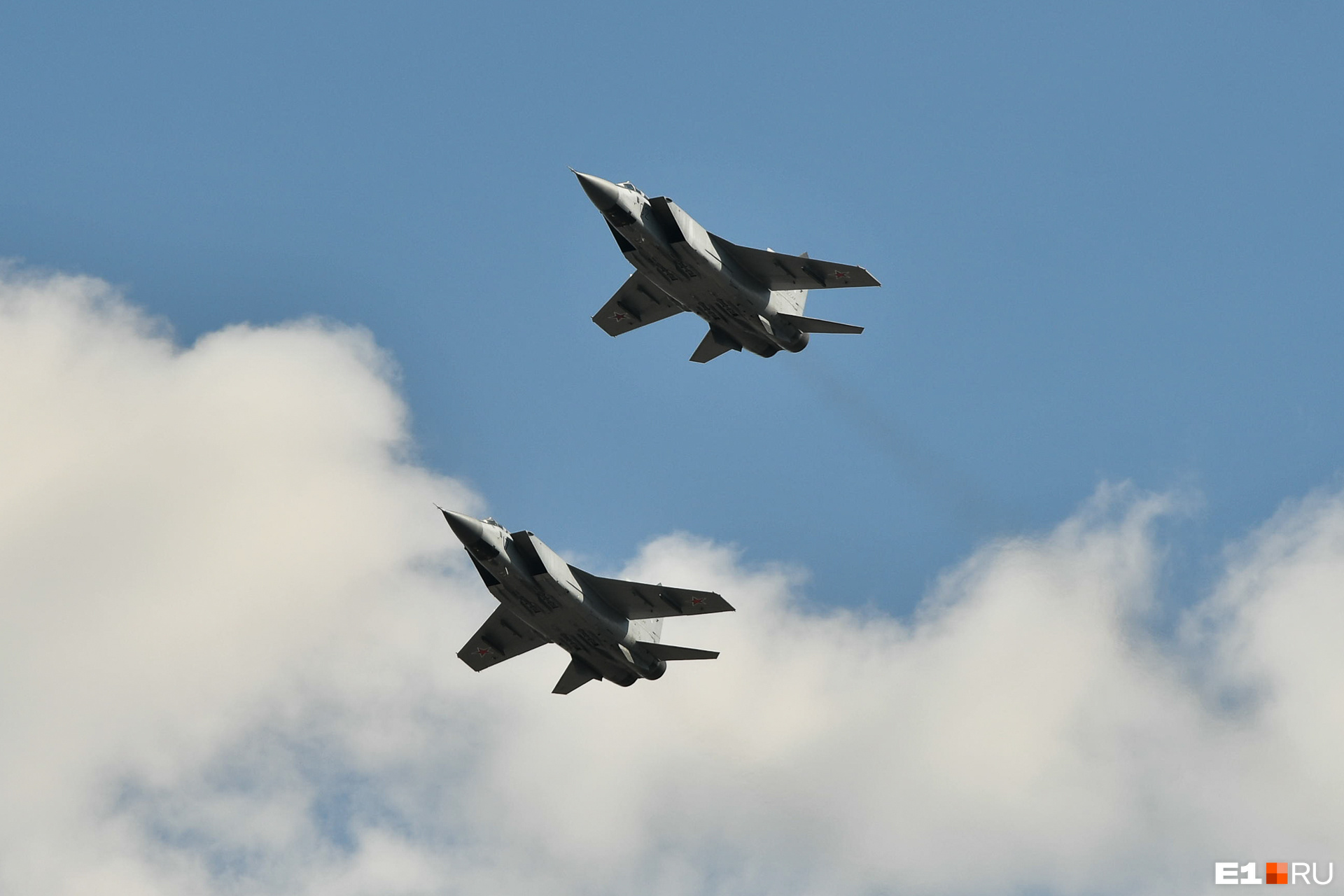 Вертолеты над санкт-петербургом сегодня. Истребители над петербургом. В питере летают истребители сегодня. В питере летают истребители сегодня. Истребитель над санкт-петербургом.