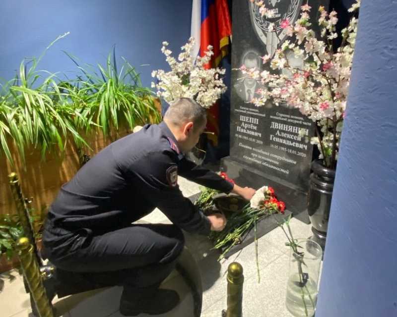 5 лет назад капитан полиции Артем Шепп и старшина полиции Алексей Двинянин погибли при исполнении служебных обязанностей в результате ДТП. 