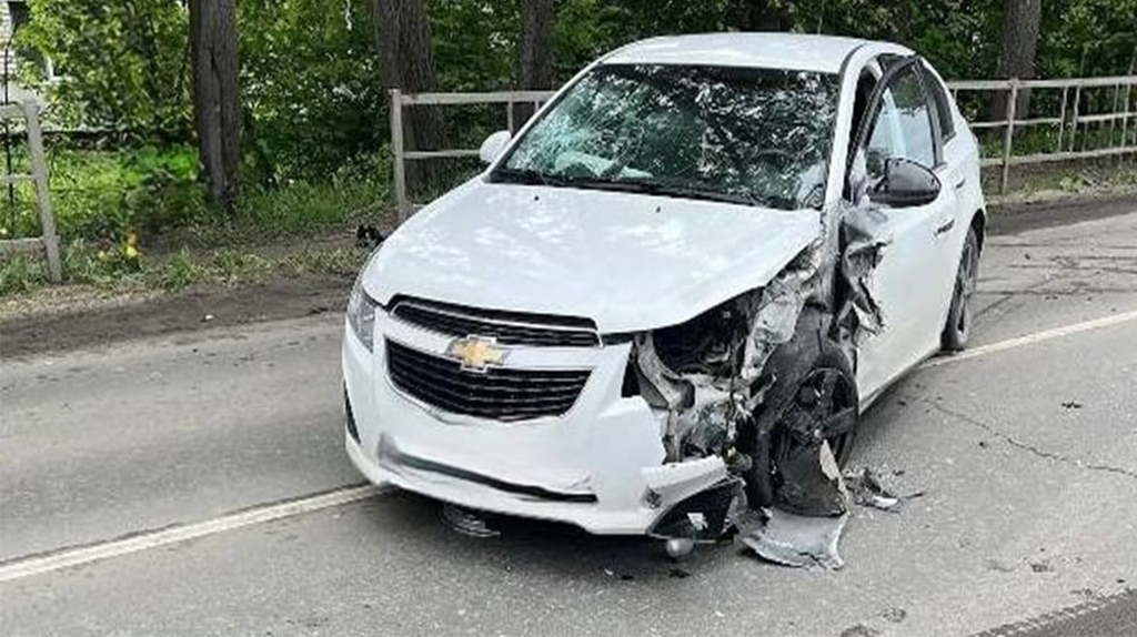 Под Брянском столкнулись два Chevrolet: один водитель пострадал