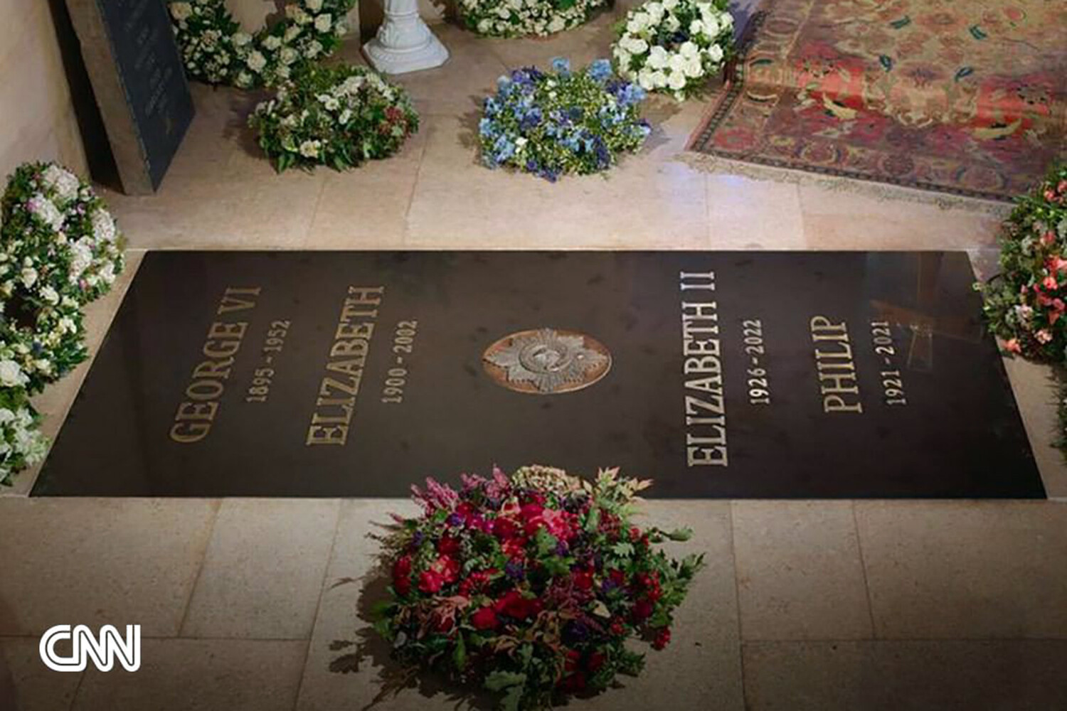 Похоронен на английском. Могила Елизаветы 2. Могила королевы Елизаветы 2. Надгробие королевы Елизаветы 2.