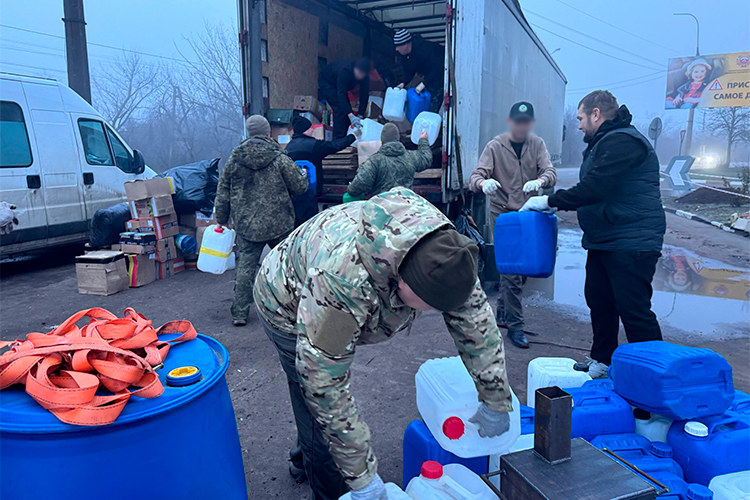 После краткой передышки началась передача помощи. Впереди 45 адресатов, и все они уже ждут на низком старте посылок и необходимых вещей