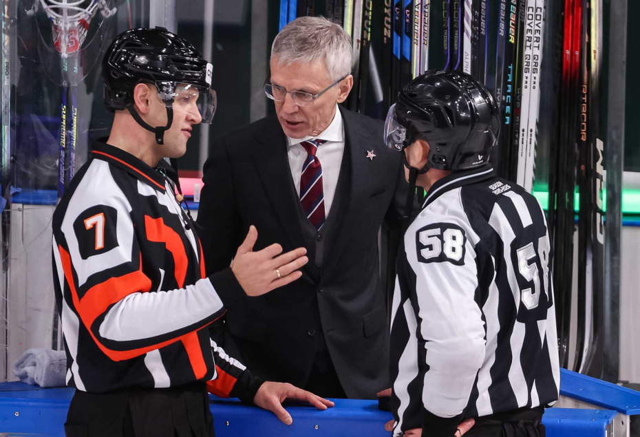 Судья Иван Фатеев, главный тренер ХК СКА Игорь Ларионов и судья Илья Колясников в матче регулярного чемпионата Континентальной хоккейной лиги в Москве