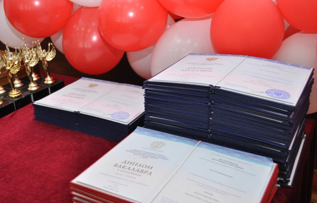Начальник регионального управления юстиции принял участие в торжественном мероприятии, посвященном вручению дипломов о высшем образовании (09.07.2025) (фото 2)