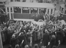 Немцы приветствуют солдат верхмата. Однако потом из сводок следовало, что мирные жители после прихода советских солдат, сами сдавали своих же