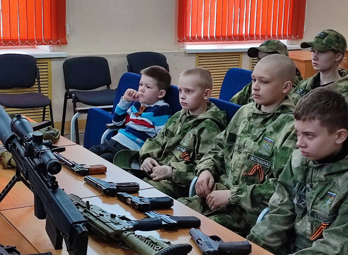 Сотрудники Росгвардии провели встречи с детьми в Челябинске и Бредах