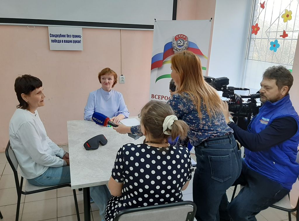 Съемочная группа записывает интервью