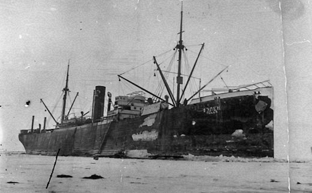 Пароход "Уэлен" в бухте Нагаева