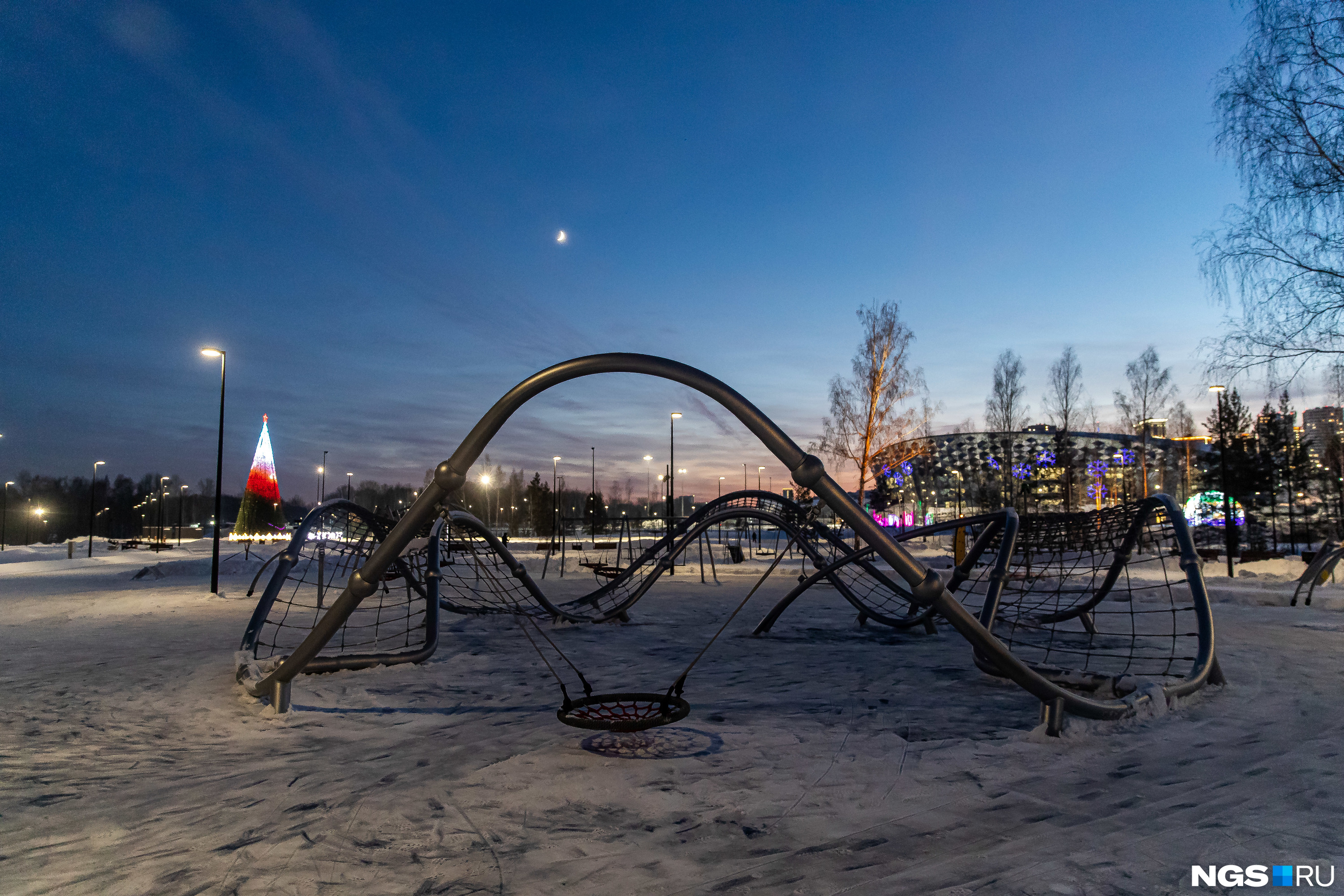 Новосибирск опен. Парк около нового ЛДС Новосибирск. Новогодний парк. Парки. Новый год парк.