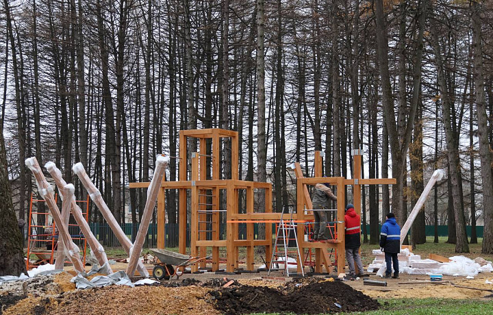 В Березовой роще Новомосковска установили новую детскую площадку