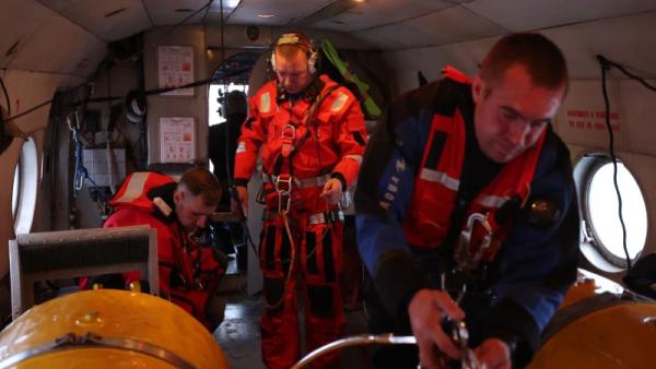 Службы спасения. Ми-8 вертолёт. Инвалида унесло в белое море. Инвалид спас девушку