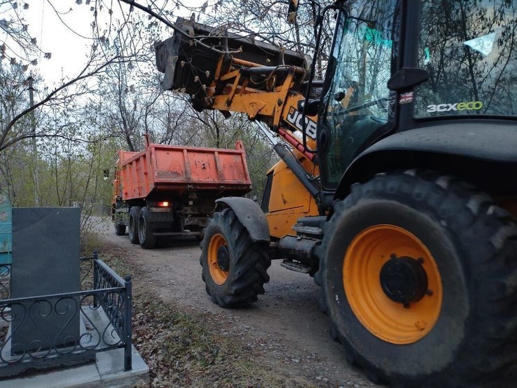 Иркутские кладбища готовят к родительскому дню: мусор вывозят в усиленном режиме